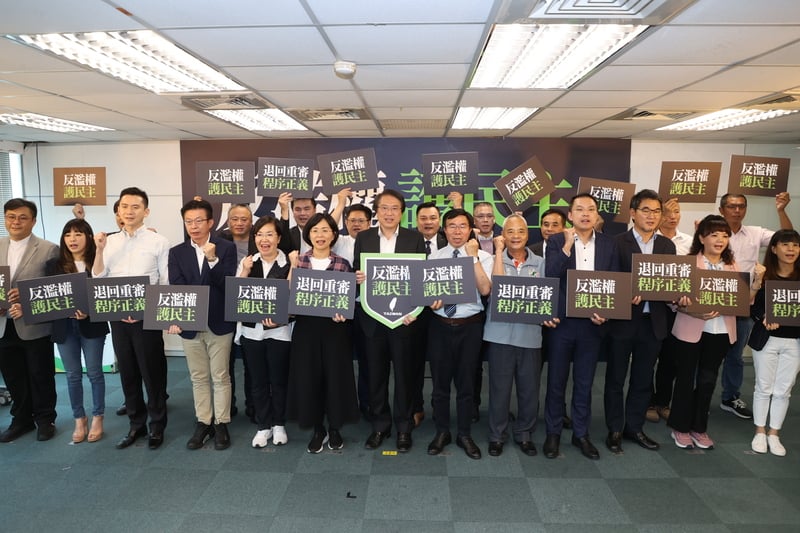 民進黨12日下午在中央黨部舉辦「下鄉宣講:反濫權 護民主」記者會,黨秘書長林右昌(前中)與各縣市黨部主委共同宣布,將自14日起正式啟動全台宣講活動。