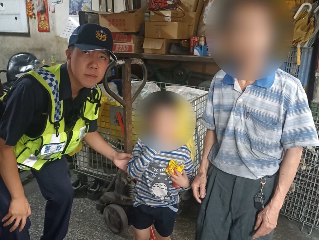 ▲圖說:員警將小男童送回阿公身邊,結束這場意外的冒險旅程 (圖/台中市政府提供)