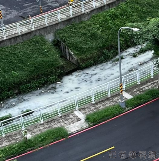 ▲民眾拍下愛河河水顏色變成乳白色。(圖/取自{仁武人}※大小事