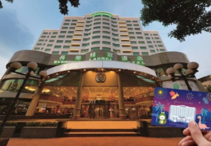 ▲長榮桂冠酒店（台中）「好享一抹茶」住房專案，除了包含自助式早餐，還贈送紙箱王（博館店）小火車門票、春水堂飲料兌換券、統元豆花冰品券及30週年限定Q版恐龍悠遊卡。（圖／長榮酒店提供）