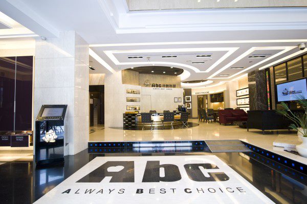 ▲Abc牙醫聯盟涉無照密醫看診 高市衛局稽查開罰移送檢調(圖: 翻攝 abc牙醫臉書)