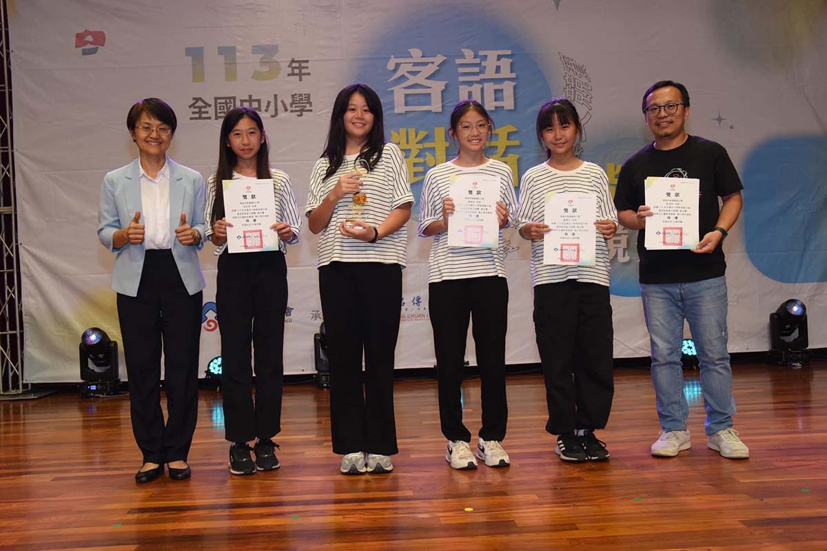 圖:美濃國小-「得人惜个客家妹」隊獲國小高年級組特優領獎合影。(高市客委會提供)