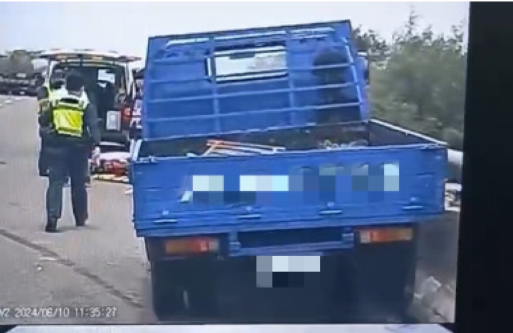▲小貨車駕駛突昏迷在無人控制下,「盲開」台61線上千公尺,最終在撞擊外側護欄後停住,警方獲報協助實施CPR送醫。(警方提供)