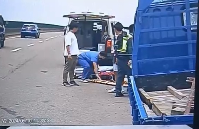 ▲小貨車駕駛突昏迷在無人控制下，「盲開」台61線上千公尺，最終在撞擊外側護欄後停住，警方獲報協助實施CPR送醫。（警方提供）