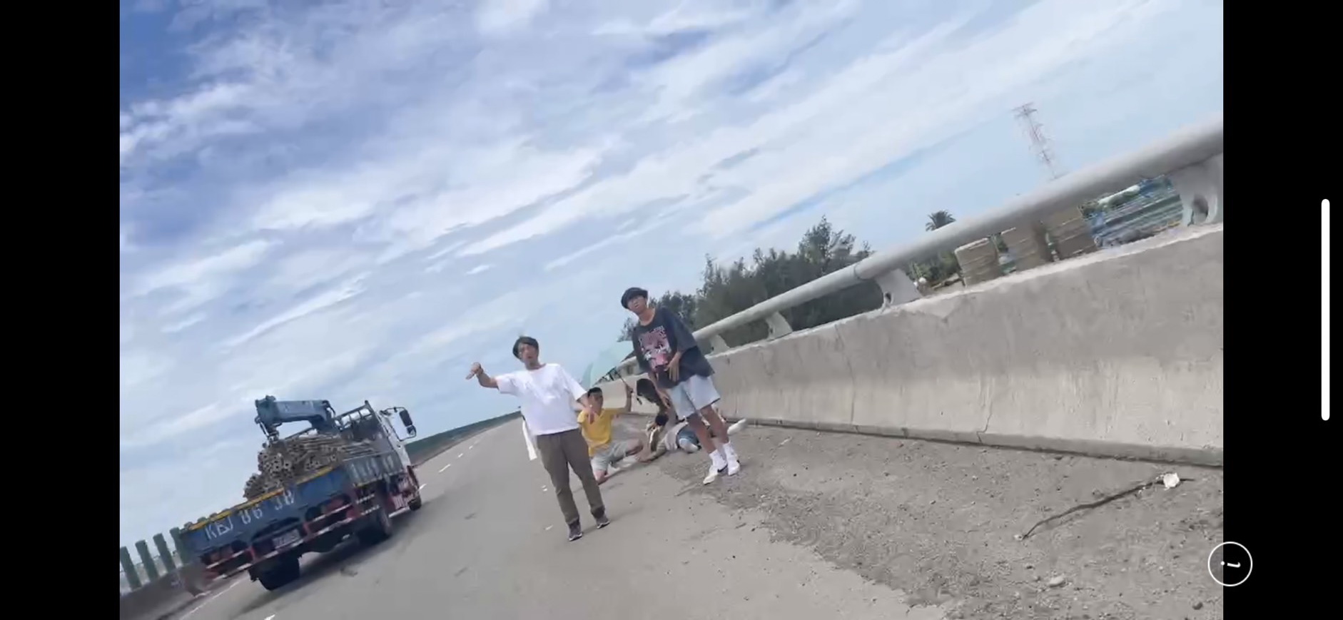 ▲小貨車駕駛突昏迷在無人控制下，「盲開」台61線上千公尺，最終在撞擊外側護欄後停住，警方獲報協助實施CPR送醫。（警方提供）