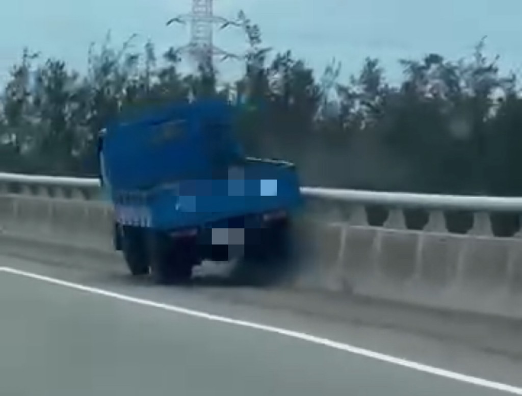 ▲小貨車駕駛突昏迷在無人控制下，「盲開」台61線上千公尺，最終在撞擊外側護欄後停住，警方獲報協助實施CPR送醫。（警方提供）