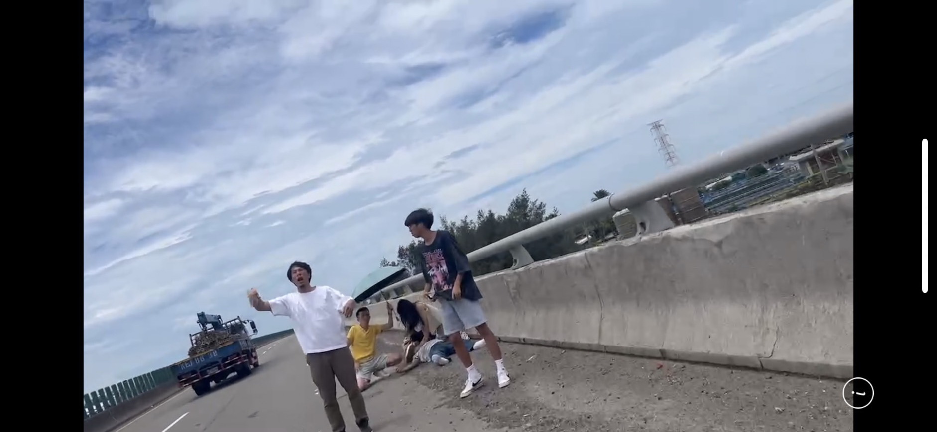 ▲小貨車駕駛突昏迷在無人控制下，「盲開」台61線上千公尺，最終在撞擊外側護欄後停住，警方獲報協助實施CPR送醫。（警方提供）