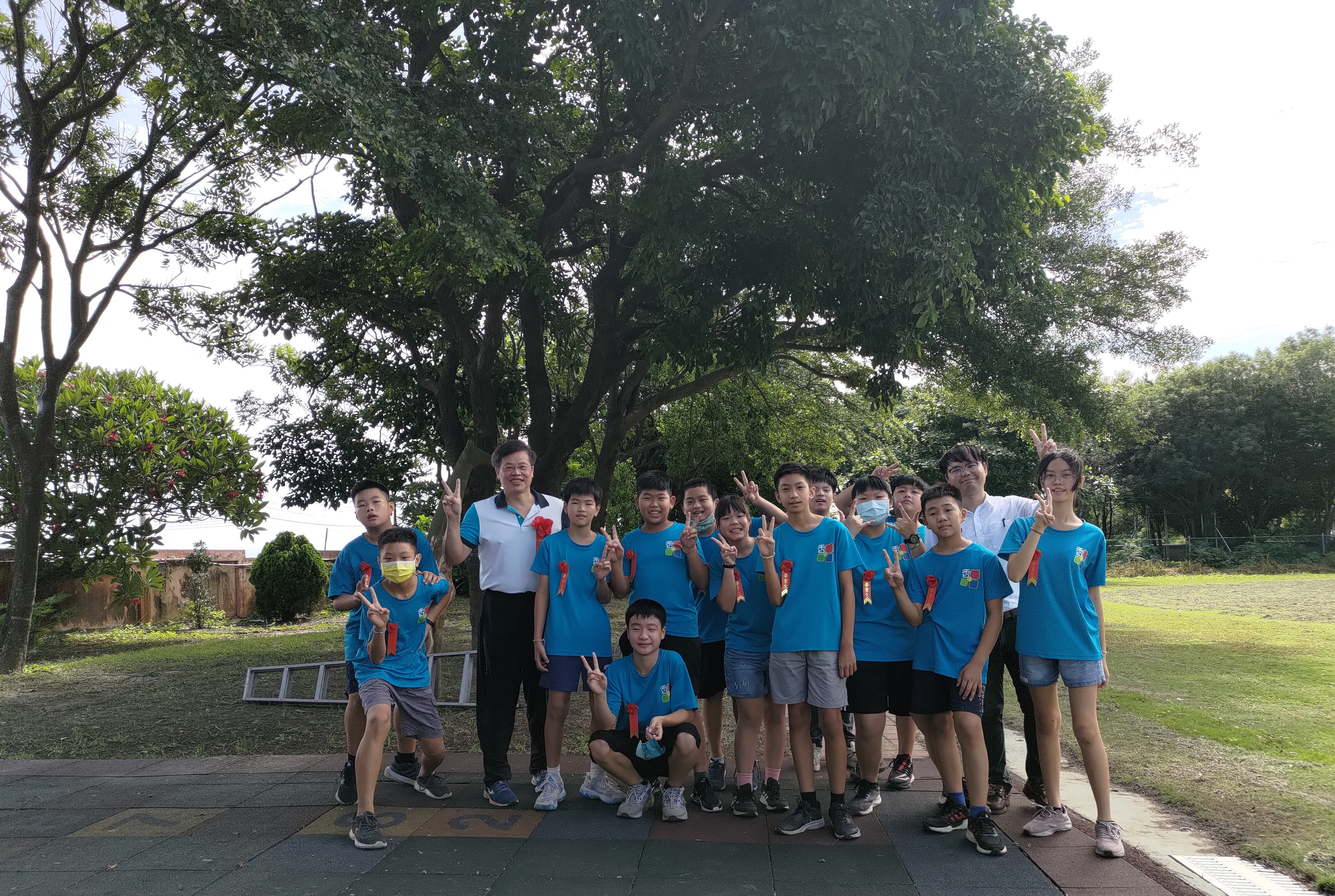 ▲二林鎮香田國小舉行畢業典禮，13位畢業生攀樹領畢業證書，象徵每位小朋友勇敢接受挑戰，堅持努力向上的精神。（記者張溎壕攝）