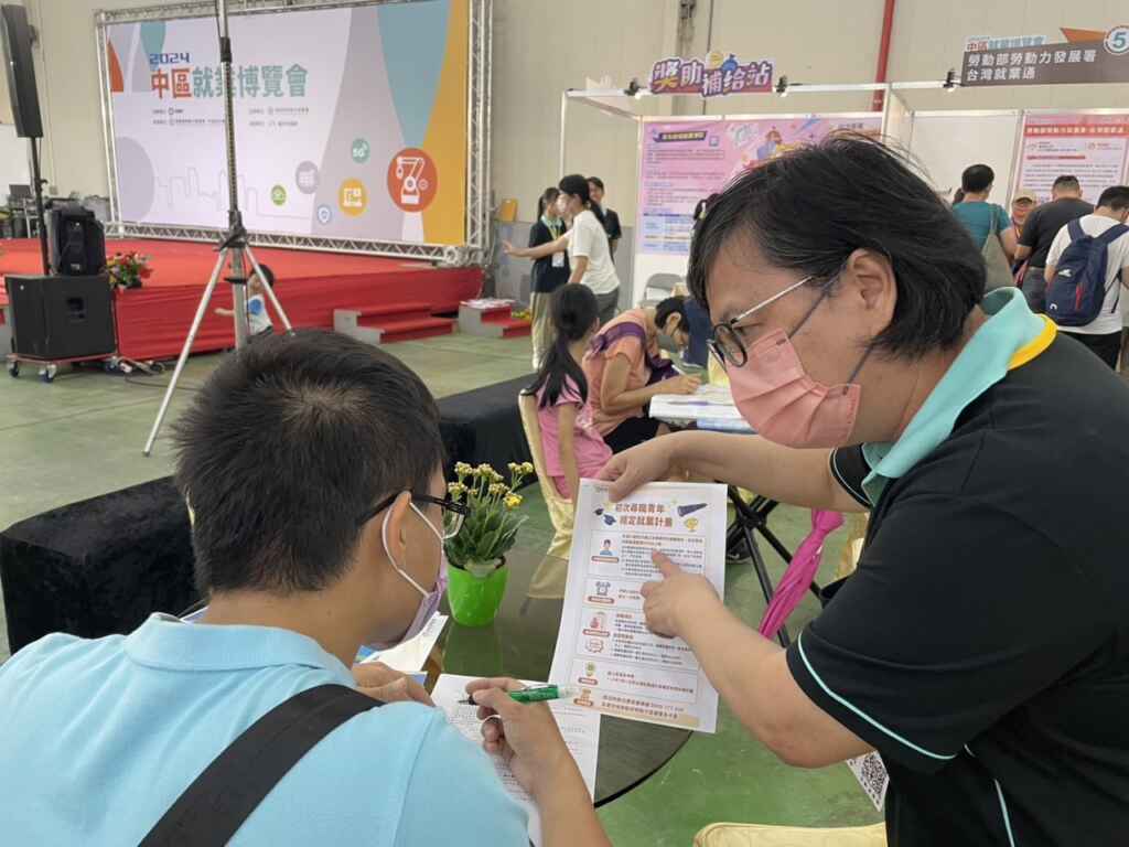 ▲中部就業博覽會徵才活動由就服員向應屆畢業青年宣導初次尋職青年穩定就業計畫。(中彰投分署提供)