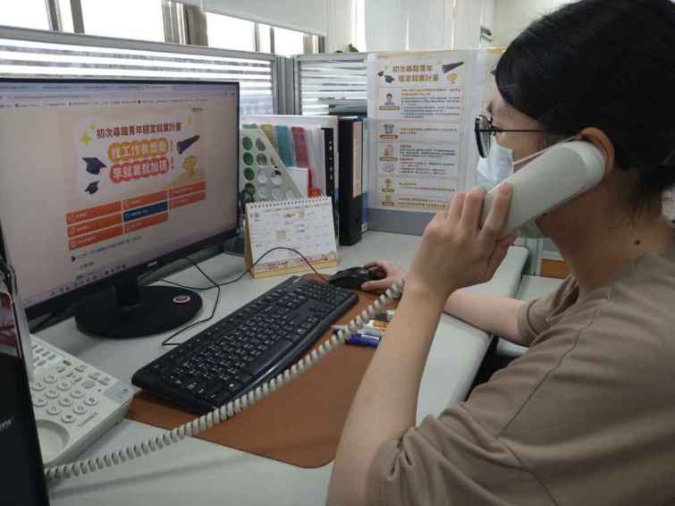 ▲承辦人員電訪青年報名後各階段請領情形並解說檢附要件注意事項。（中彰投分署提供）