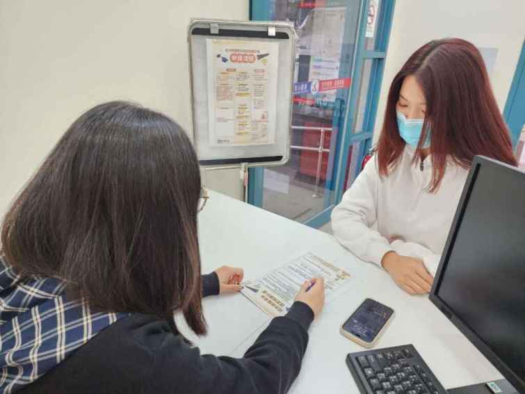 ▲就服員引導青年在台灣就業通網站申請初次尋職青年穩定就業計畫並說明計畫相關規定。（中彰投分署提供）