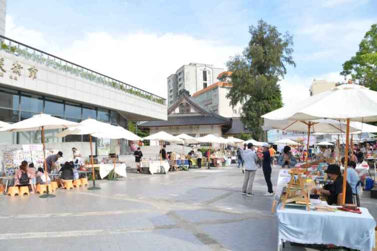▲卦山3號主題市集「青春市集」搭配街頭藝人帶來充滿青春氣息的歌唱表演帶動現場氣氛，帶給民眾豐富難忘的體驗。（彰化縣文化局提供）