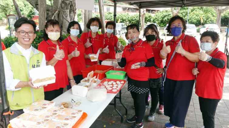 ▲「農遊時光懷舊嘉年華 夏日音樂會」活動當天，現場除提供免費鳳梨及荔枝、米粉品嚐外，還備有麻糬供民眾品嘗。（記者林明佑攝）