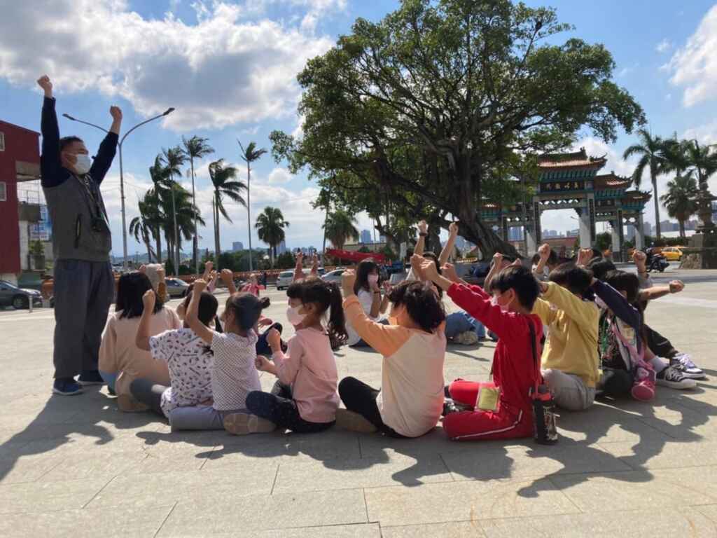 ▲「吳濁流時光隧道親子慢旅」課程，孩子從認識客語詩詞中，學習體驗團隊合作。（新竹縣政府提供）