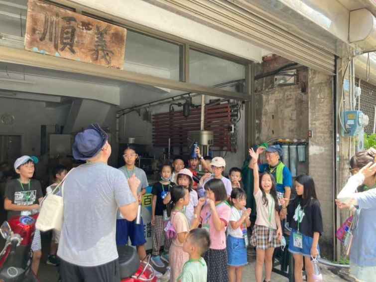 ▲「吳濁流時光隧道親子慢旅」特別加開公益場次與新竹家扶中心合作，提供100位弱勢學子們免費參與。（新竹縣政府提供）