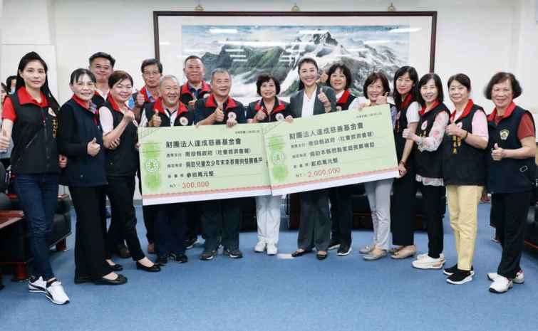 ▲達成基金會慨捐230萬元助弱勢，南投縣長許淑華表達感謝。（記者張玉泰翻攝）