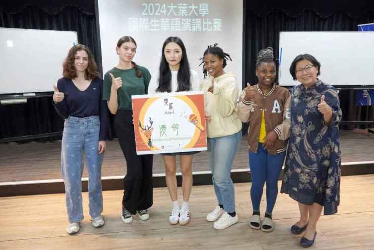 ▲大葉大學華語中心彭涵梅主任(右一)肯定學生的華語學習成果。（大葉大學提供）