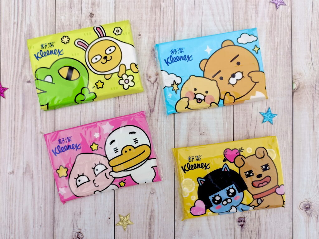 今夏出遊必帶的可愛爆擊款就是「舒潔X Kakao Friends Say Cheese」夏季限定新裝聯名系列,繽紛色系搭配經典角色們呆萌討喜的表情,隨身攜帶時時刻刻都好療癒!