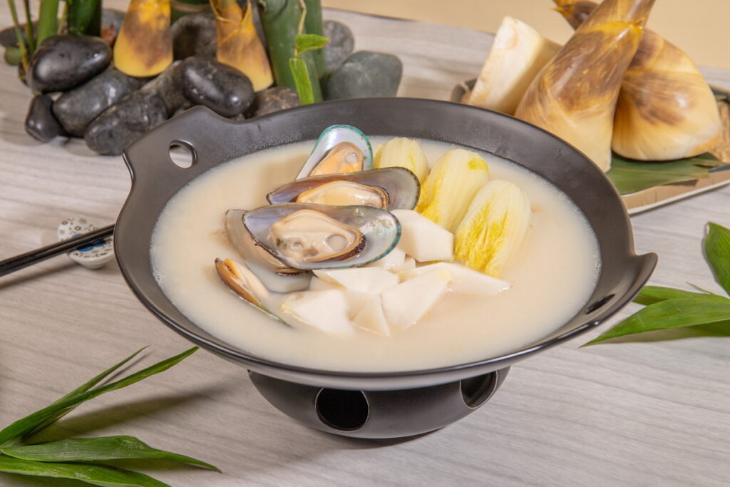 台北凱達大飯店-溫潤滋補充滿海味的「淡菜津白燉鮮筍」，主廚加入高營養價值的大烏參