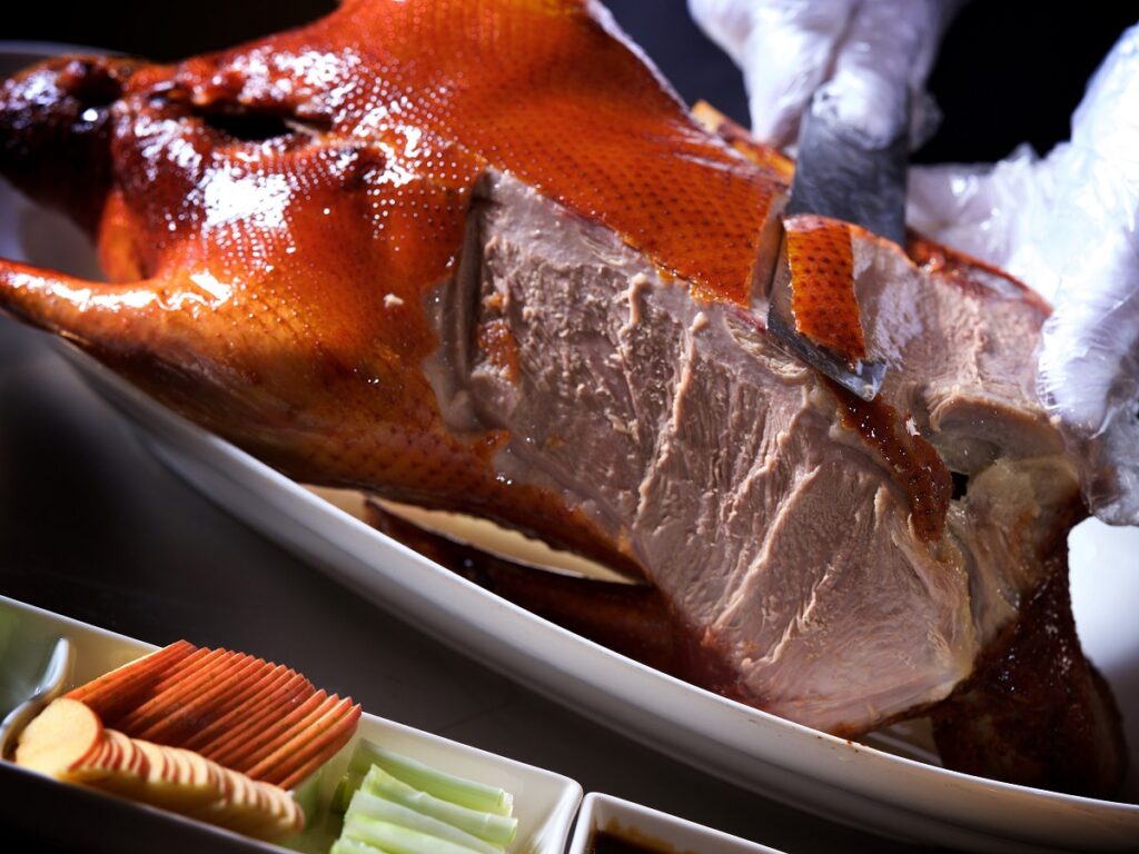 碩大肥美的「潮萃火焰瀨尿燒鵝」酒香入皮、肉質細嫩多汁,顛覆食客們的味覺新體驗。(圖/神旺潮品集.潮坊提供)