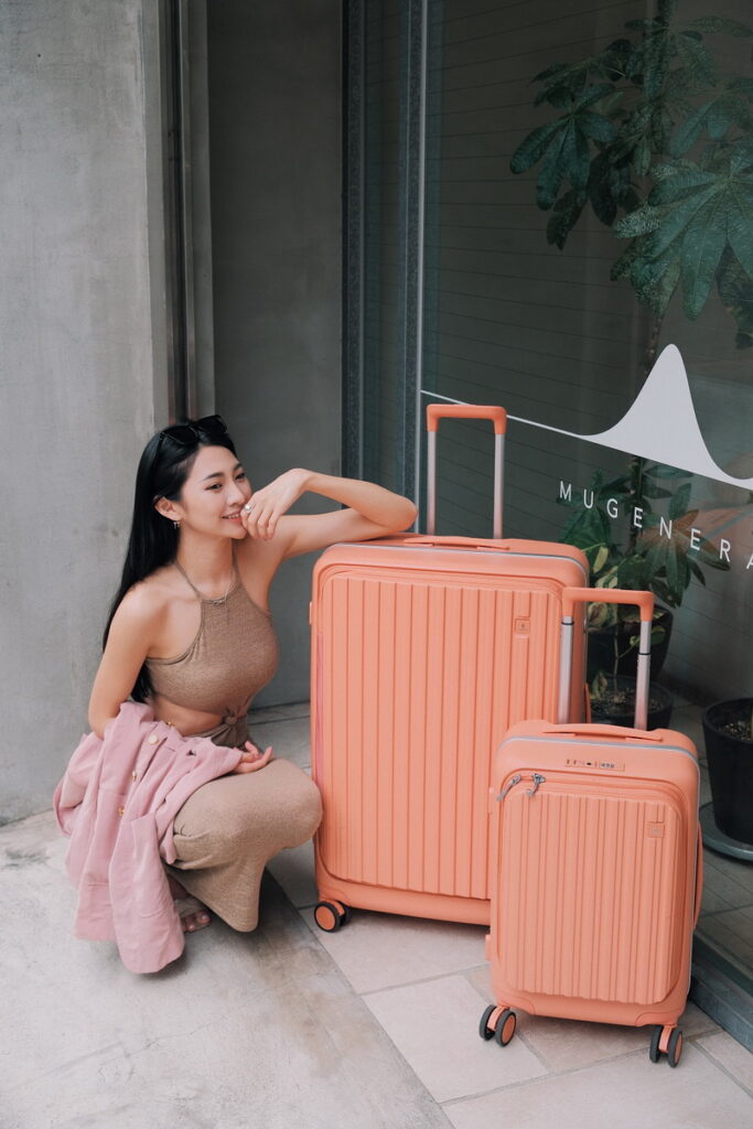 BOXY新款蜜桃粉橘色搶攻年輕旅人的視覺與品味。