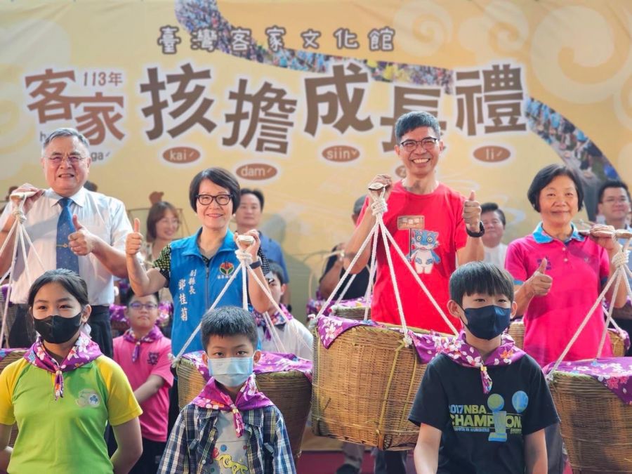 113年客家㧡擔成長禮㧡擔向前行 成長謝師恩
