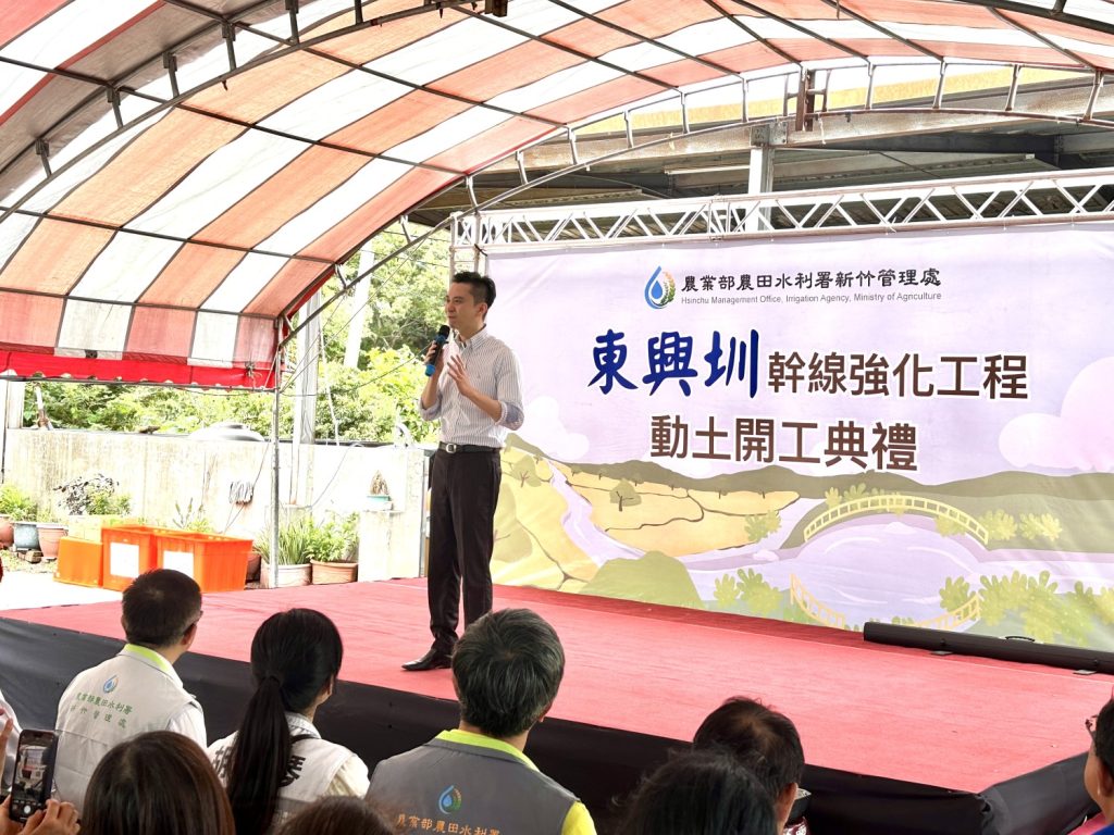 竹北市長鄭朝方表示，公所特編列2000萬預算，汰換16座木棧橋，並注入美學，以不同的曲線造型增添地景亮點，同時提升景觀與休憩價值。（圖/記者林照東攝）