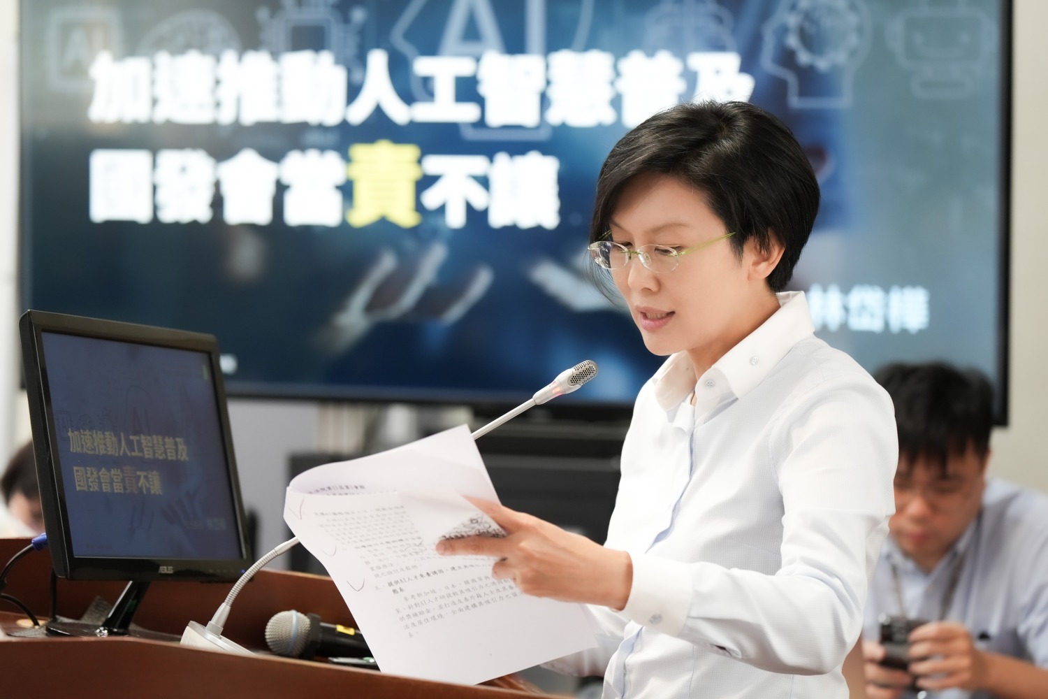 林岱樺促國發會應統籌各產業應用之須要,建立各產業領域專家庫,涵蓋各產業之業界人才。(圖/林岱樺國會辦公室提供)