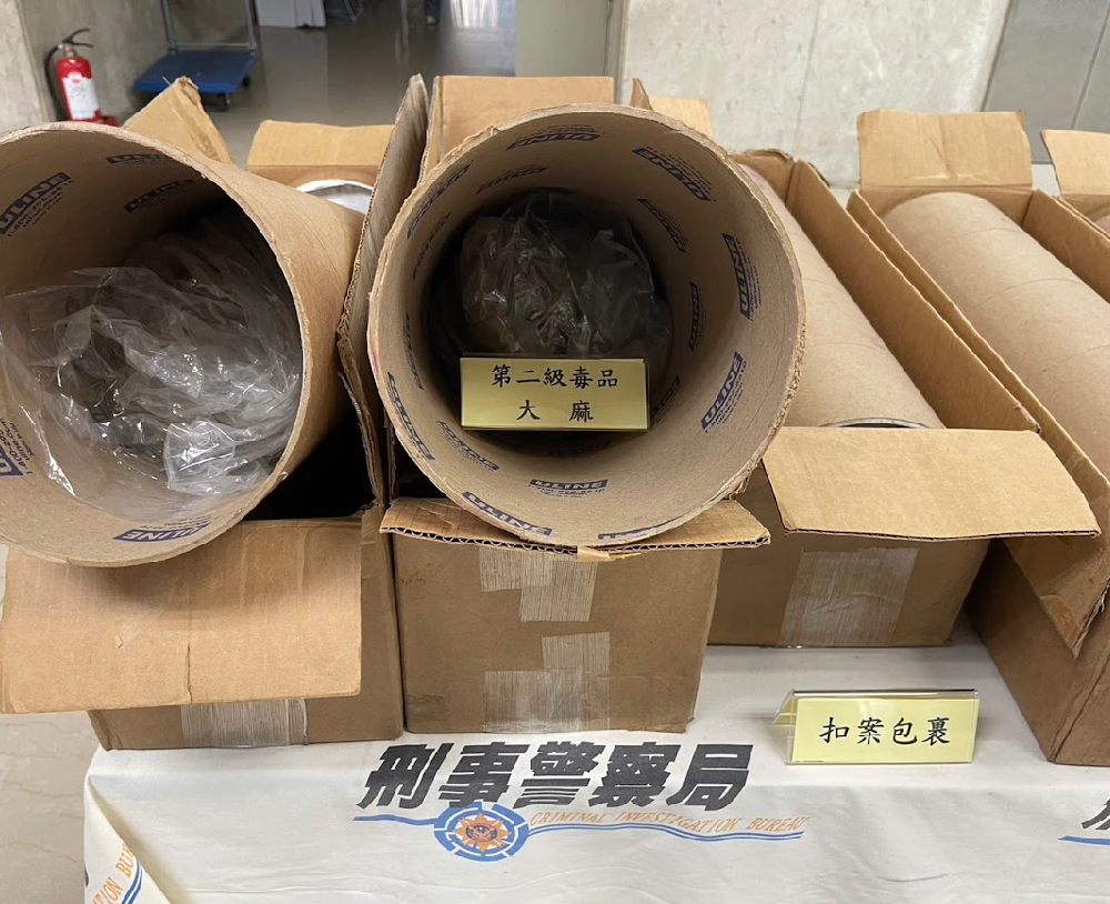 桶狀包裝袋內暗藏大麻花。(記者徐煜勝翻攝)