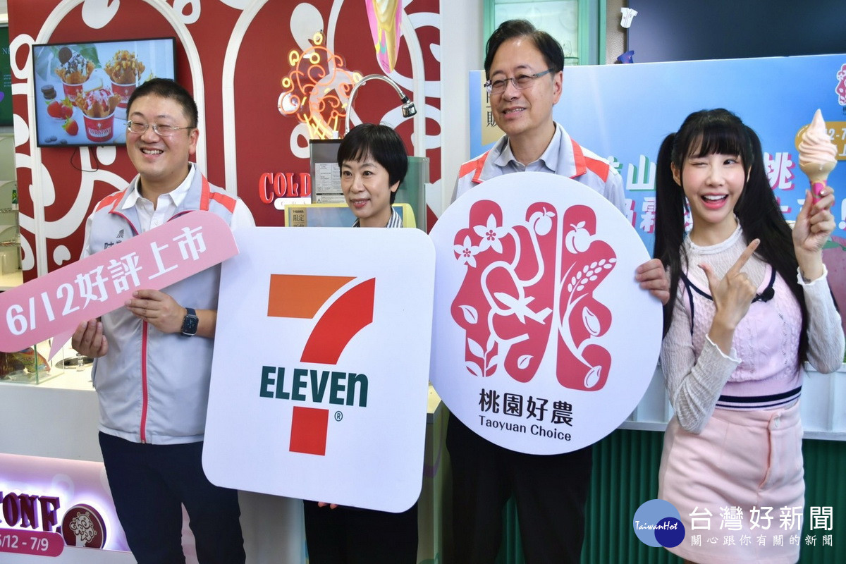 桃園市長張善政親上第一線,直播「拉拉山水蜜桃霜淇淋」。