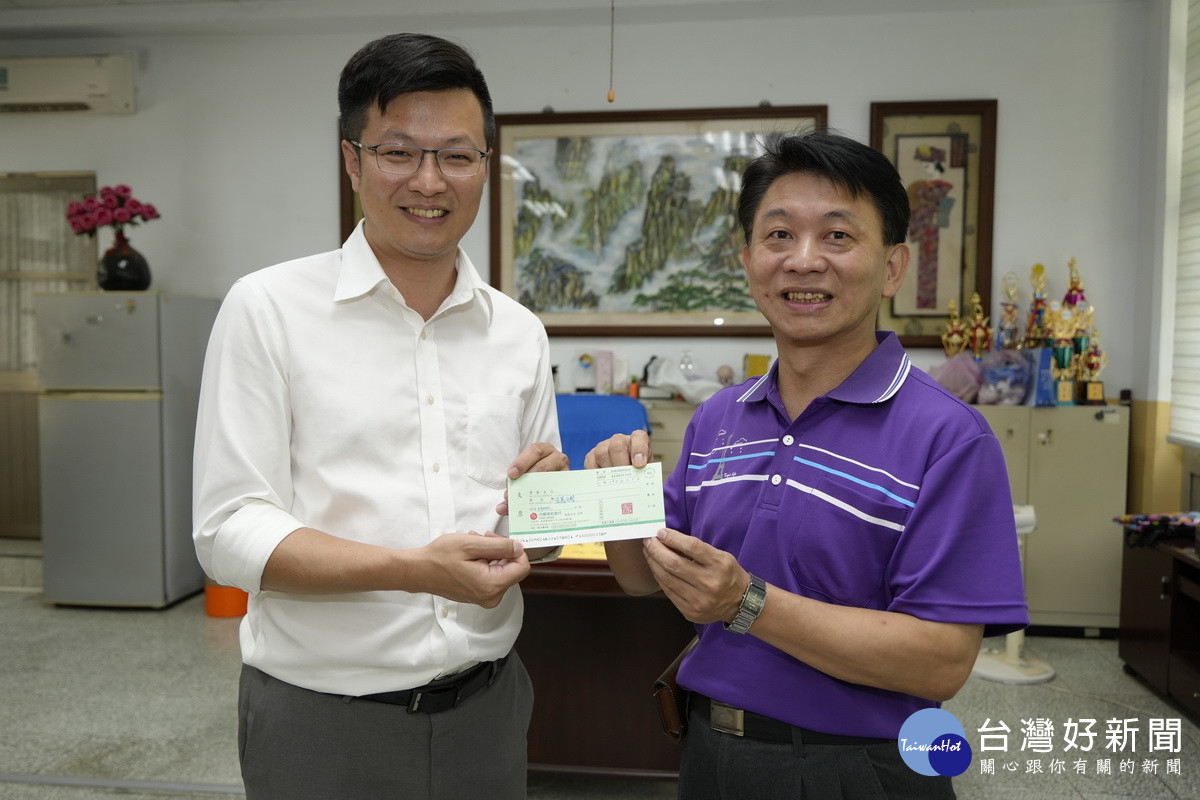 張市長(左)代表企業贈五萬元獎勵金。(南投市公所提供)