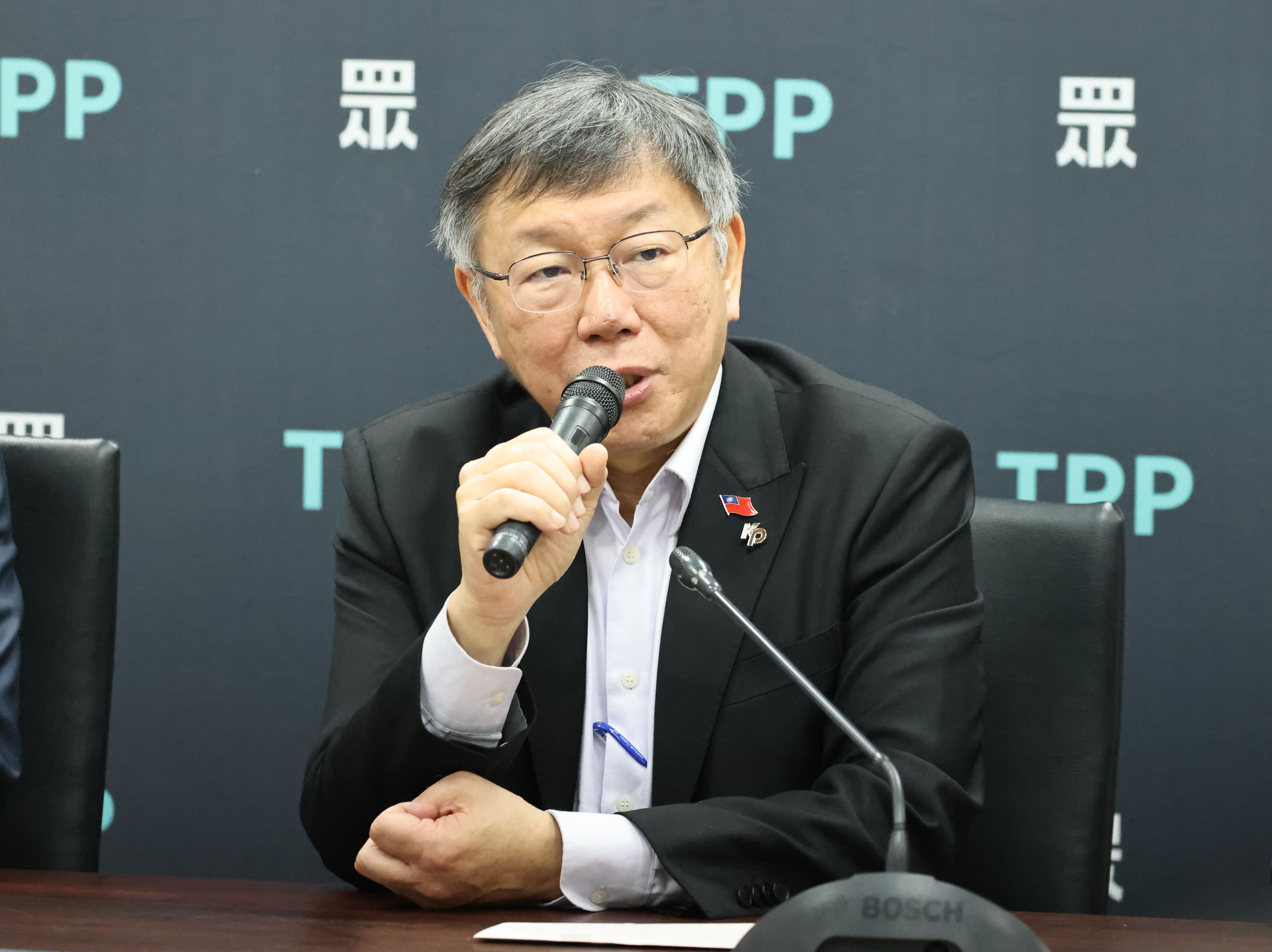 民眾黨主席柯文哲12日發出「給黨員的一封信」,請黨員跟支持者廣發懶人包跟國會改革正確資訊。資料照片/林啟弘攝