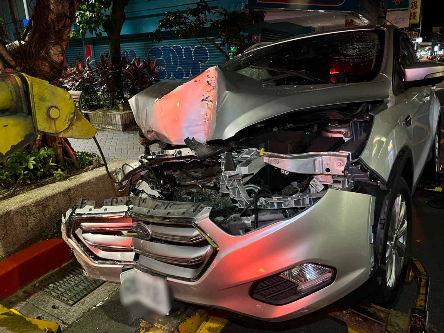 車輛失控!休旅車衝撞北市延吉街7間店 一度停水停電