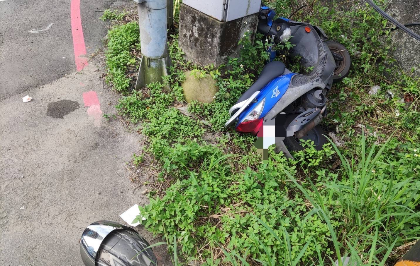 ▲邱姓騎士疑受到對向欲左轉曳引車驚嚇,失控自摔撞進路旁草叢。(翻攝畫面)