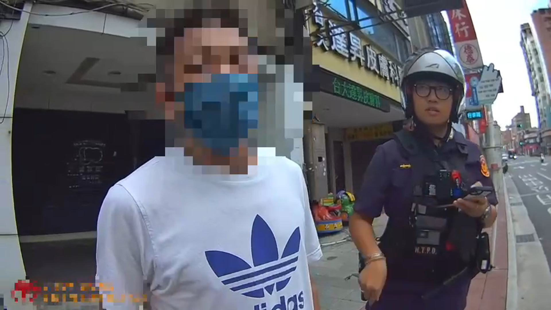 ▲張姓男子走在路上遇巡警盤查，直接坦承自己遭通緝。（翻攝畫面）