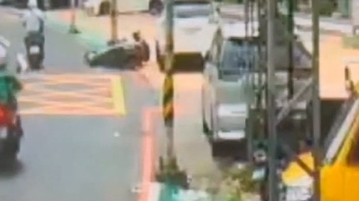 藏毒心虛!撞騎士丟下朋友逃逸 他傻眼:不懂他跑什麼