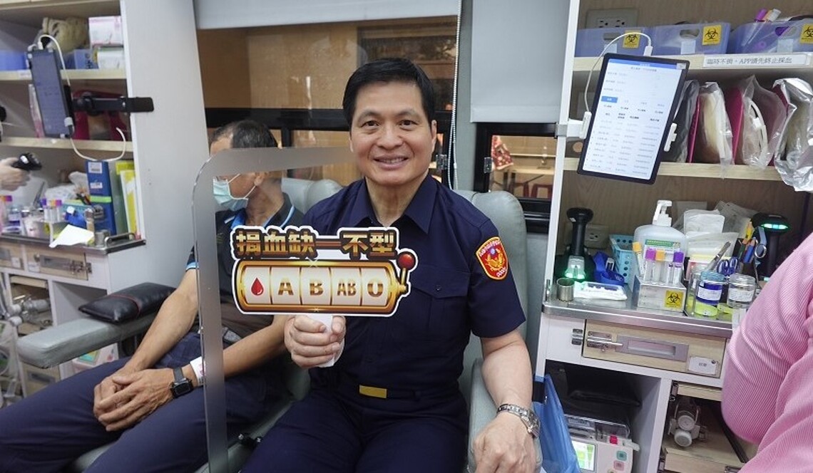 高雄警歡慶警察節 局長林炎田帶頭挽袖捐熱血