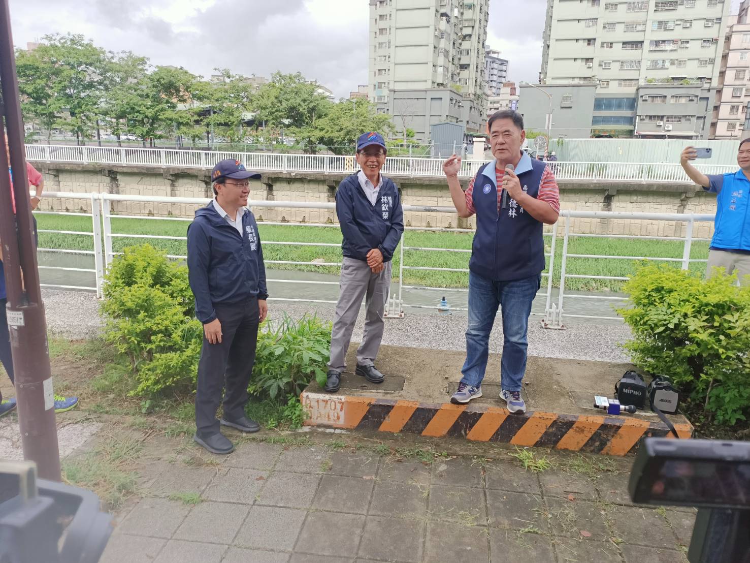 ▲議員劉德林爭取攸關近萬市民的大東公園鳳山溪人行便橋,偕同林欽榮副市長會勘(記者李堂安攝)