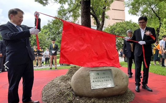 ▲高餐大響應陳其邁市長致力推動的淨零減碳,親手種植樟樹(校方提供)