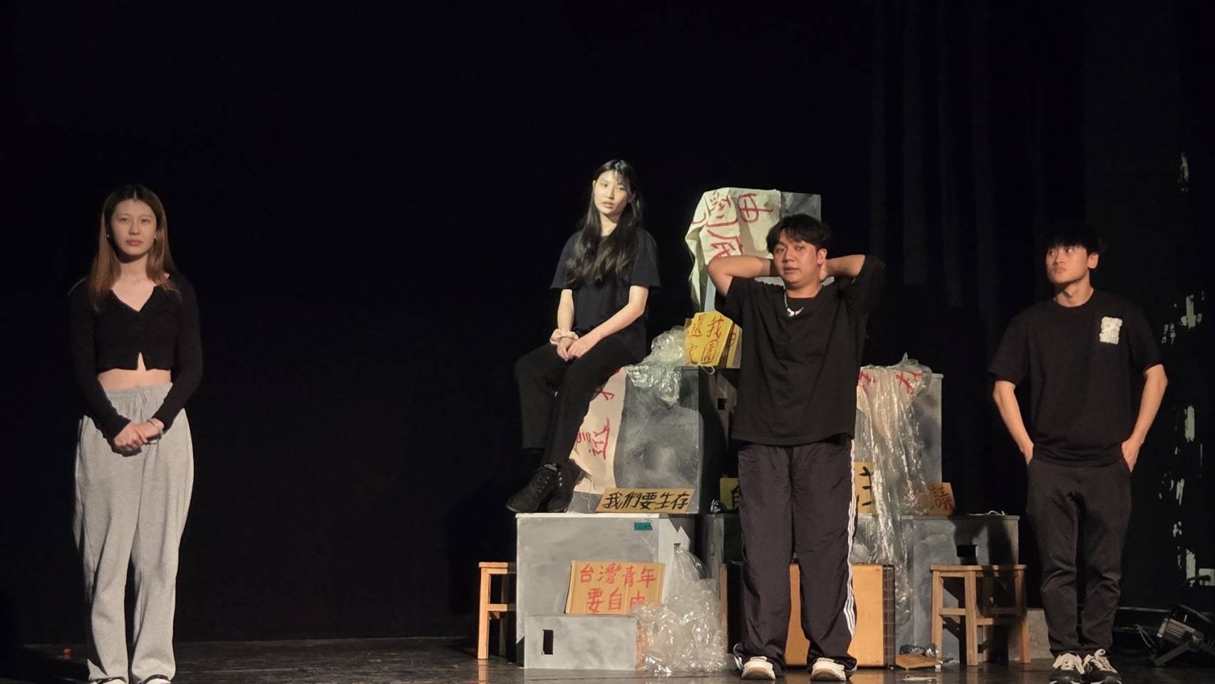 ▲舞台上排練過程的走位,燈光Cue face(圖:記者 陳宜汶 翻攝)