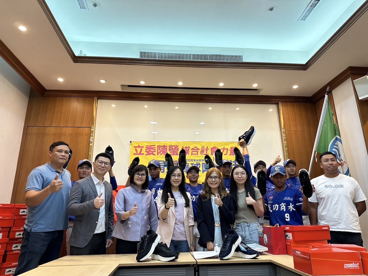 ▲楊文琪、邱明慶、立委陳瑩一同募捐球鞋給成功商水棒球隊（圖:記者 陳維鈞 翻攝）