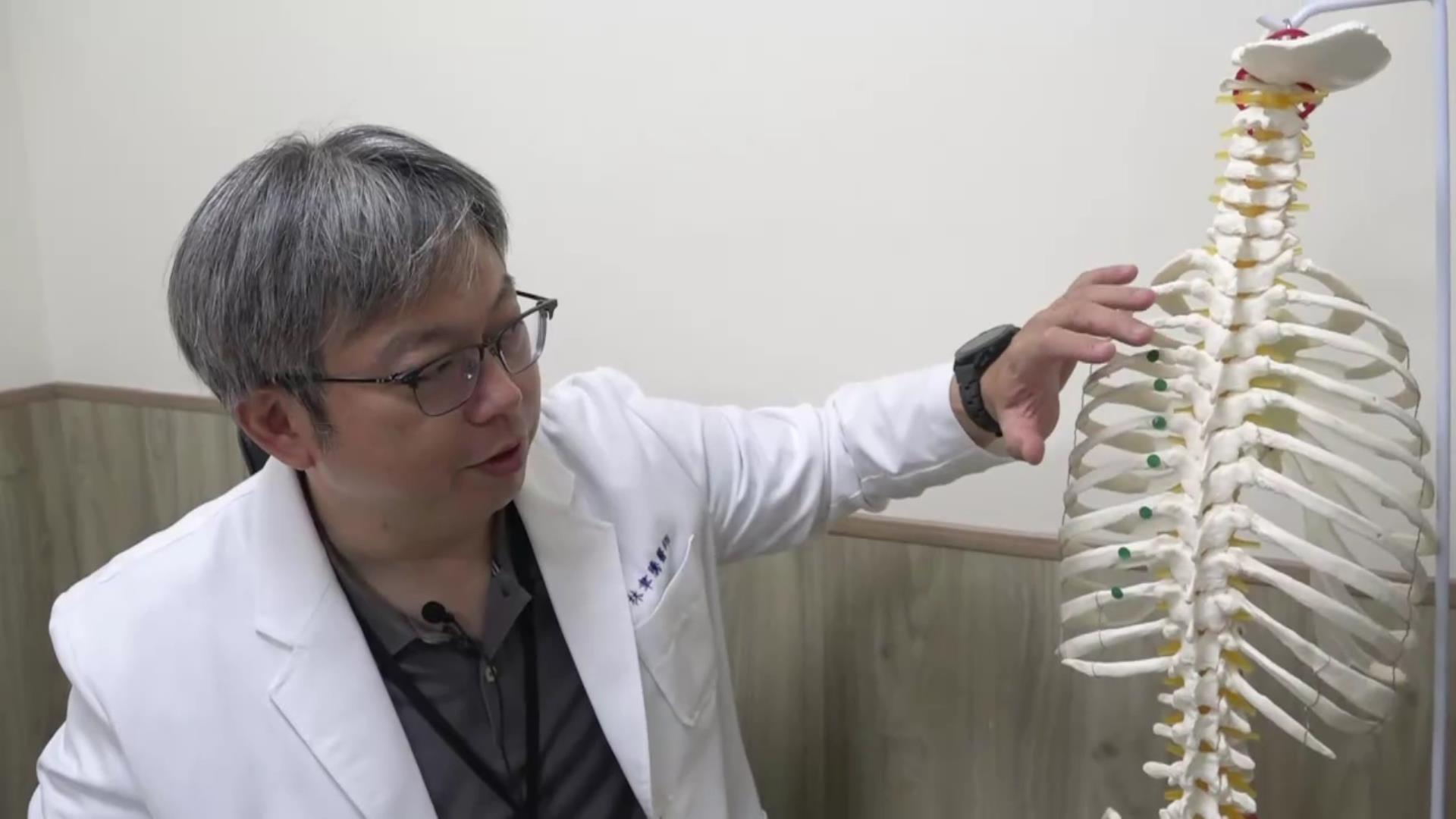 一名張姓阿嬤因騎機車自摔受傷,經歷了從急診到骨科再到胸腔外科的多次診斷,最終確診為七根肋骨斷裂,並通過微創手術減輕疼痛