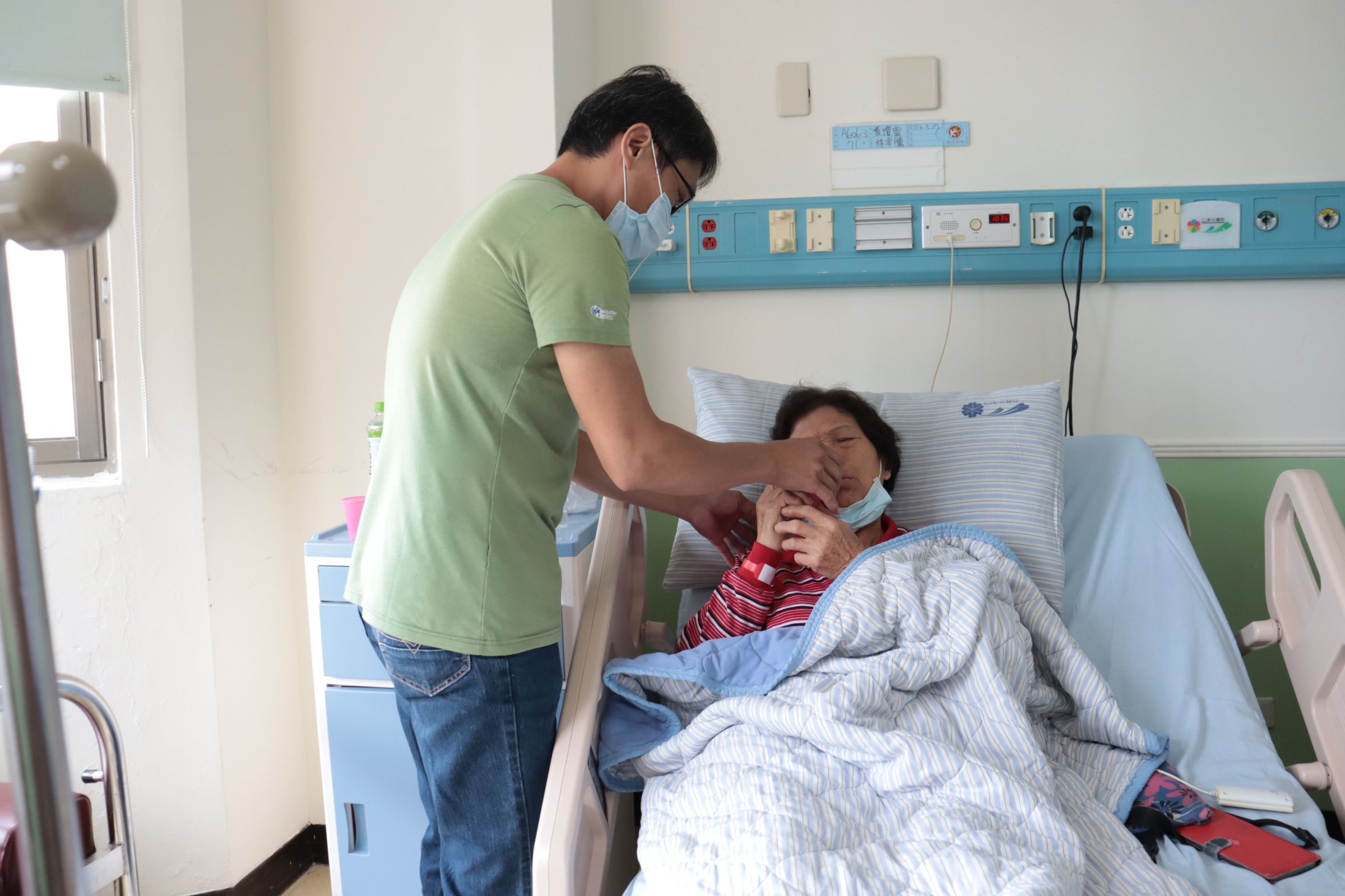 一名張姓阿嬤因騎機車自摔受傷，經歷了從急診到骨科再到胸腔外科的多次診斷，最終確診為七根肋骨斷裂，並通過微創手術減輕疼痛