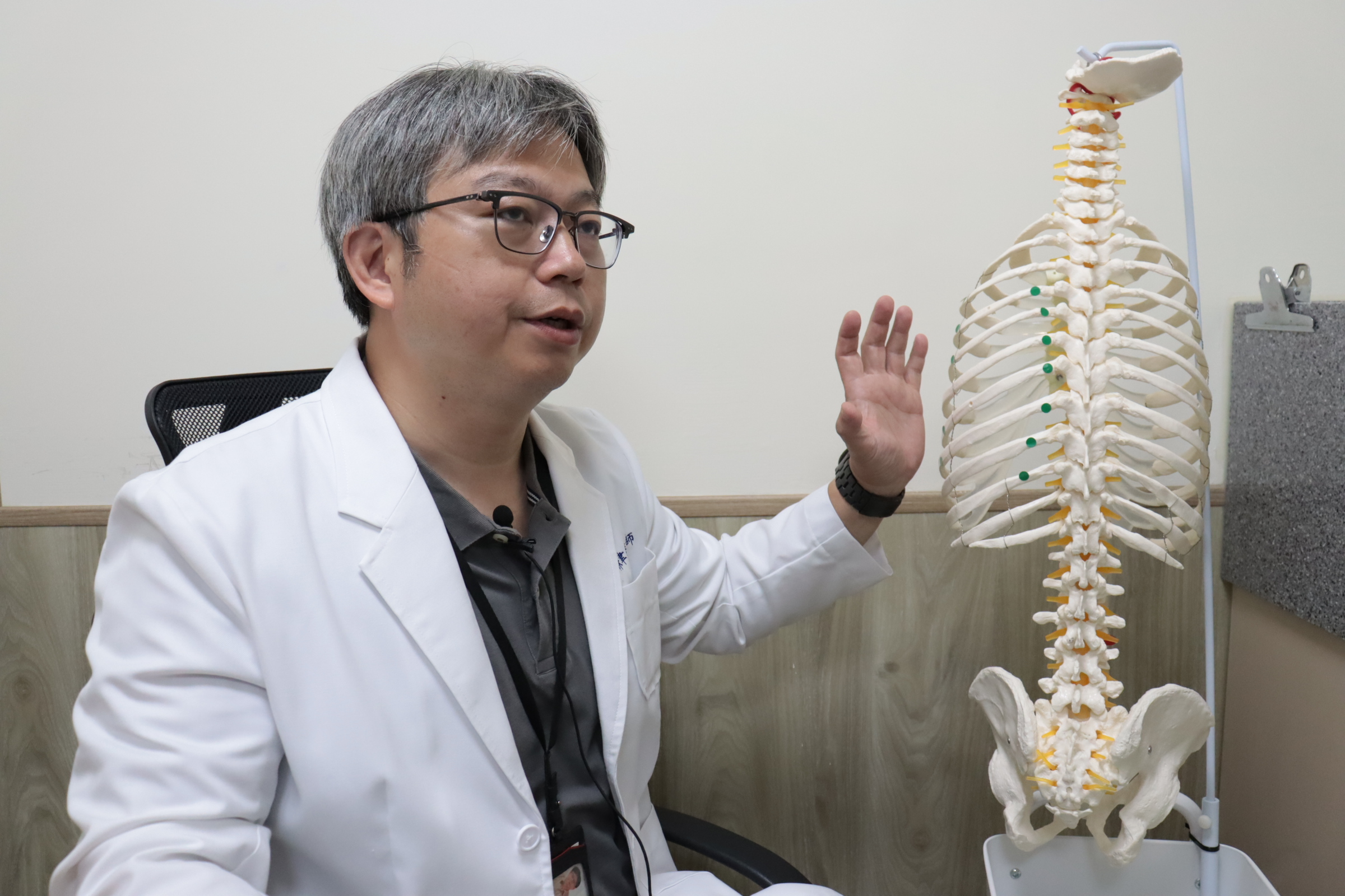 一名張姓阿嬤因騎機車自摔受傷，經歷了從急診到骨科再到胸腔外科的多次診斷，最終確診為七根肋骨斷裂，並通過微創手術減輕疼痛