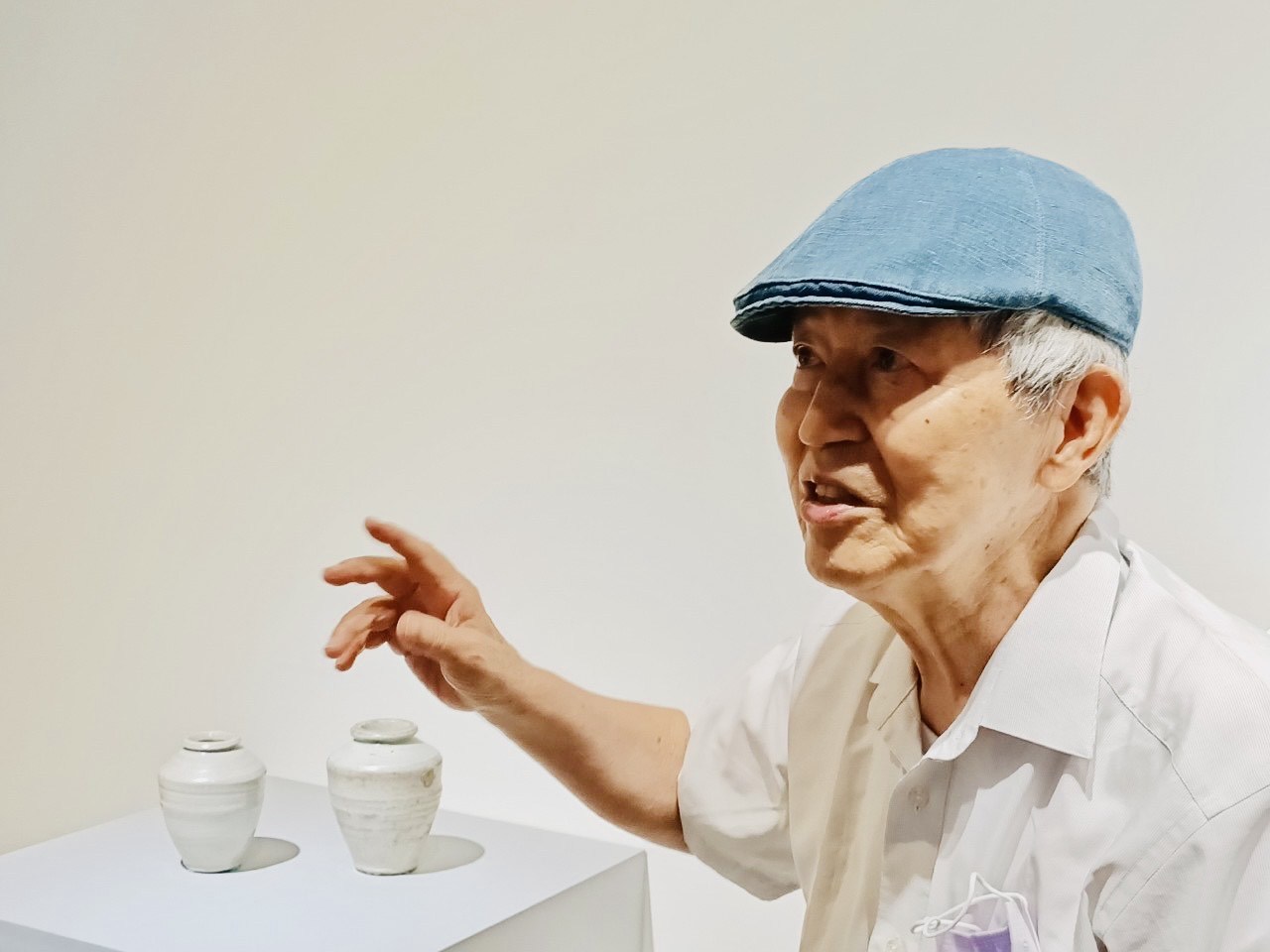 ▲前國史館臺灣文獻館長劉峯松收藏的125件陶藝作品在國立彰化生活美學館展出,展現了每個地區的獨特風貌和文化特色。(記者張溎壕攝)
