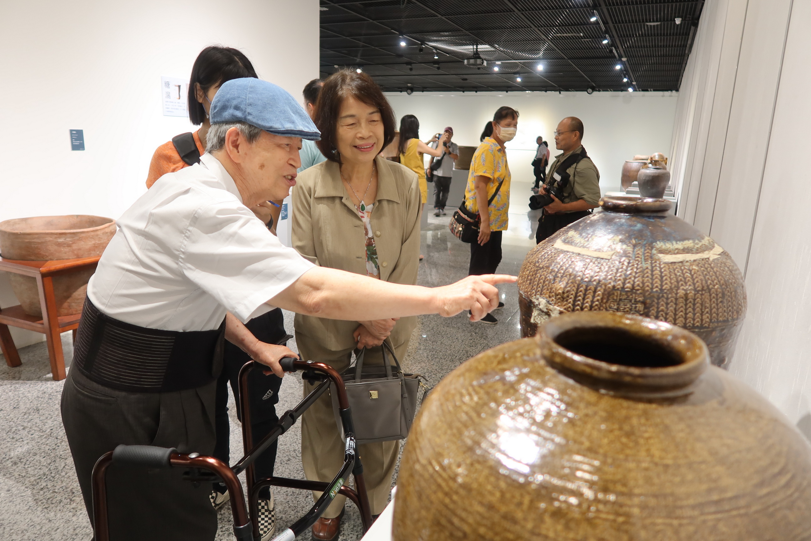 ▲前國史館臺灣文獻館長劉峯松收藏的125件陶藝作品在國立彰化生活美學館展出，展現了每個地區的獨特風貌和文化特色。（記者張溎壕攝）