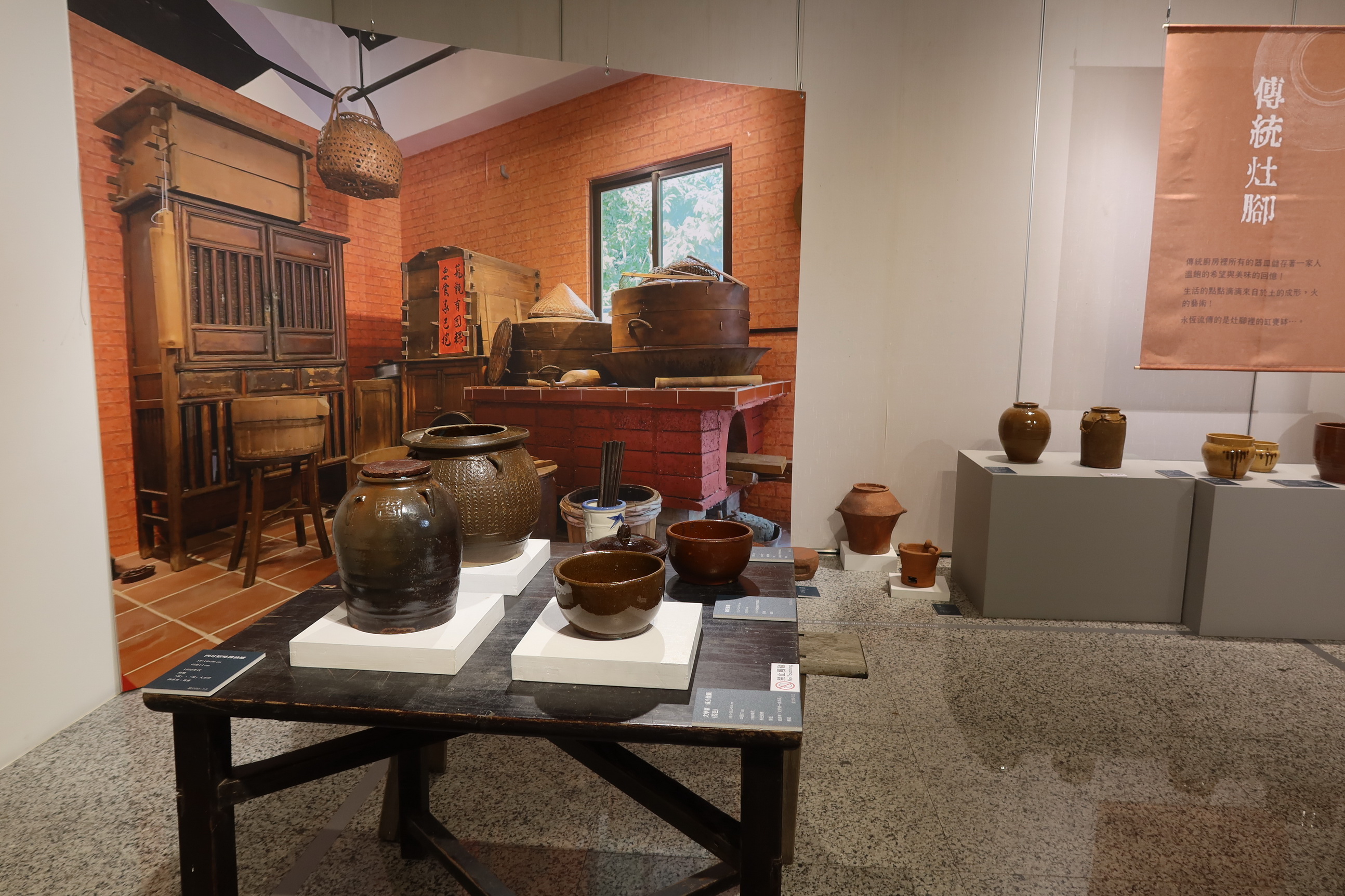▲前國史館臺灣文獻館長劉峯松收藏的125件陶藝作品在國立彰化生活美學館展出，展現了每個地區的獨特風貌和文化特色。（記者張溎壕攝）