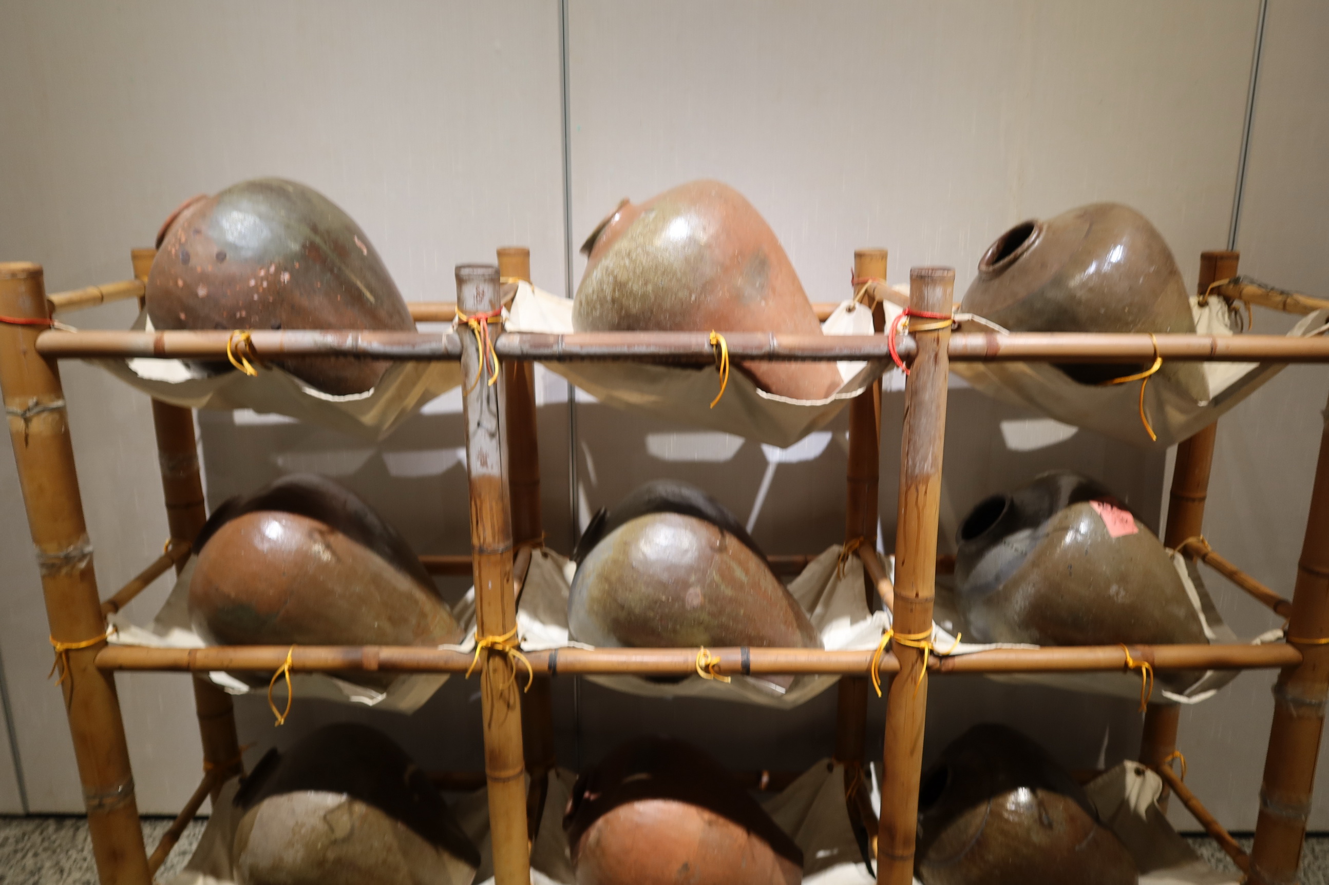 ▲前國史館臺灣文獻館長劉峯松收藏的125件陶藝作品在國立彰化生活美學館展出，展現了每個地區的獨特風貌和文化特色。（記者張溎壕攝）