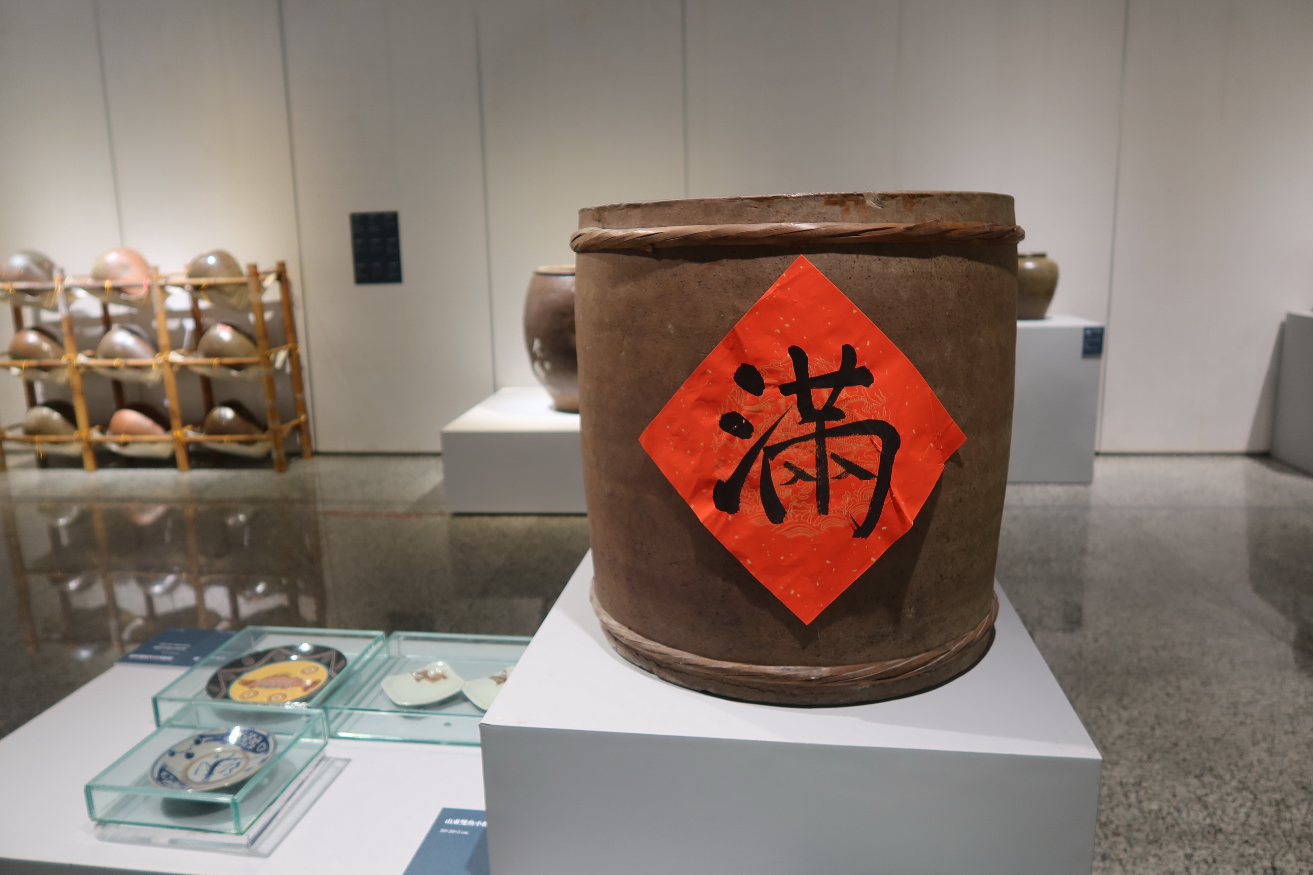 ▲前國史館臺灣文獻館長劉峯松收藏的125件陶藝作品在國立彰化生活美學館展出，展現了每個地區的獨特風貌和文化特色。（記者張溎壕攝）