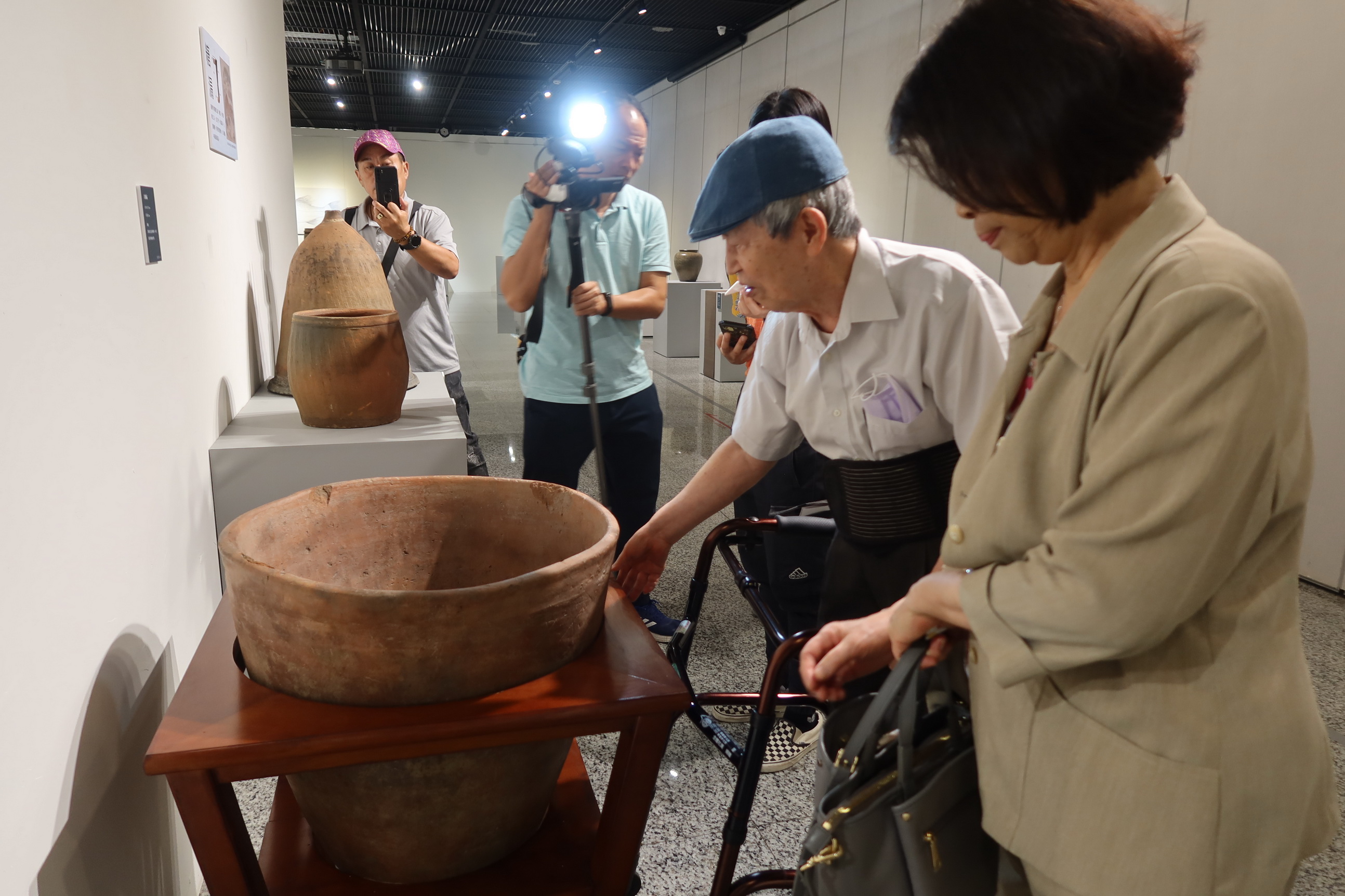 ▲前國史館臺灣文獻館長劉峯松收藏的125件陶藝作品在國立彰化生活美學館展出，展現了每個地區的獨特風貌和文化特色。（記者張溎壕攝）